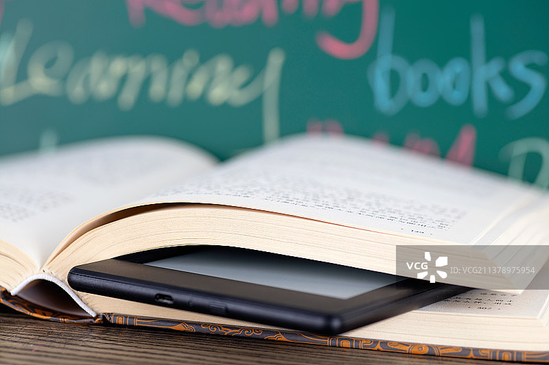 传统书籍和电子阅读器图片素材