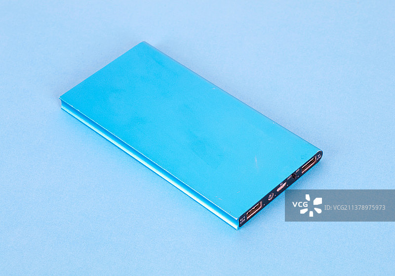 蓝背景上的充电器图片素材