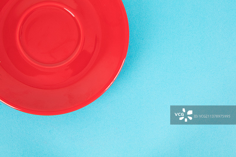 蓝色背景上的盘子图片素材