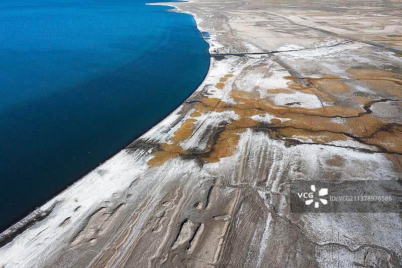 航拍西藏佩枯措及湖边盐碱地图片素材