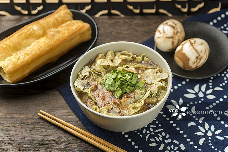 天津传统早餐锅巴菜油条茶叶蛋特写图片素材