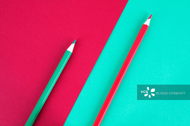 柔色背景上的彩铅笔图片素材