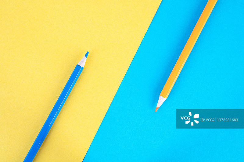 黄蓝背景上的画笔图片素材