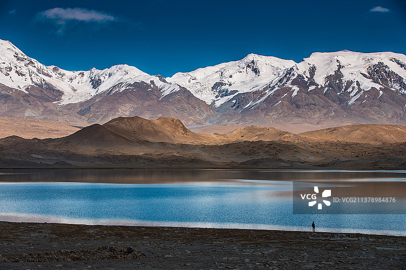 帕米尔高原卡拉库里湖贡格尔九别峰图片素材