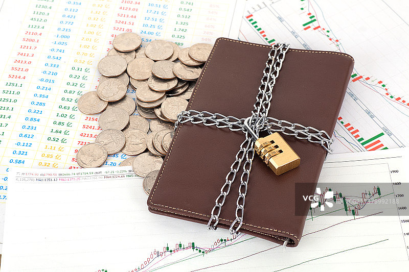 锁住的钱包和美元硬币图片素材