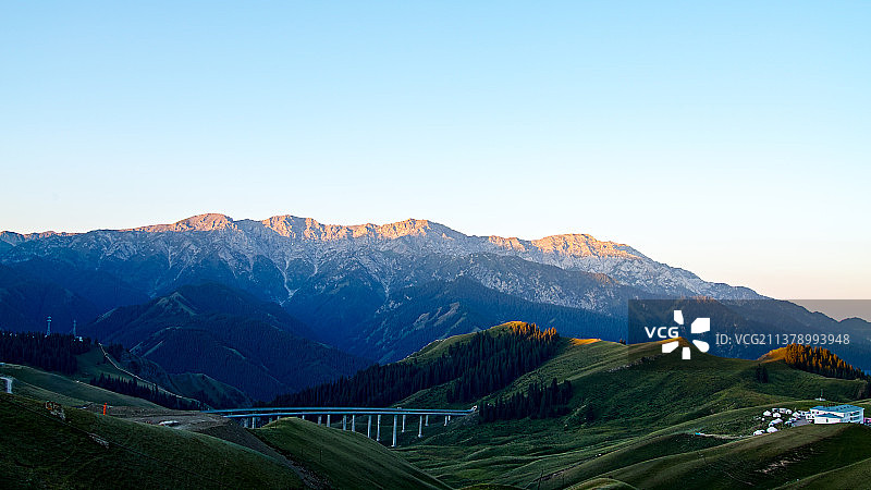 夕阳下的果子沟大桥图片素材