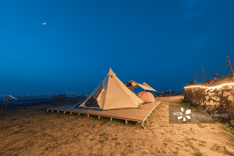 河南省洛阳市万安山露营小镇帐篷星空营地图片素材
