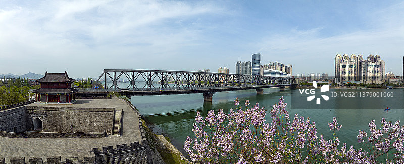 航拍襄阳古城震华门城楼春天汉江全景风光图片素材