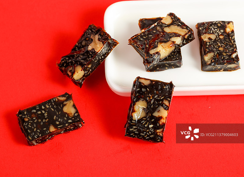 红色背景上成块的即食阿胶糕图片素材