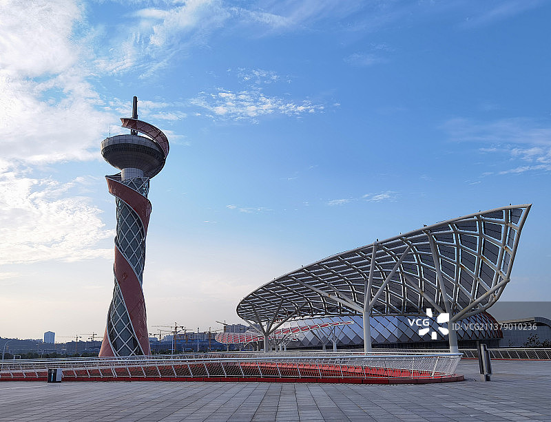 安徽省蚌埠市体育中心运动场和火炬塔外观图片素材