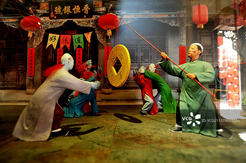 山西晋中乔家大院景区用陶塑作品展现的旧时民间过年踩高跷、演社火等情景图片素材