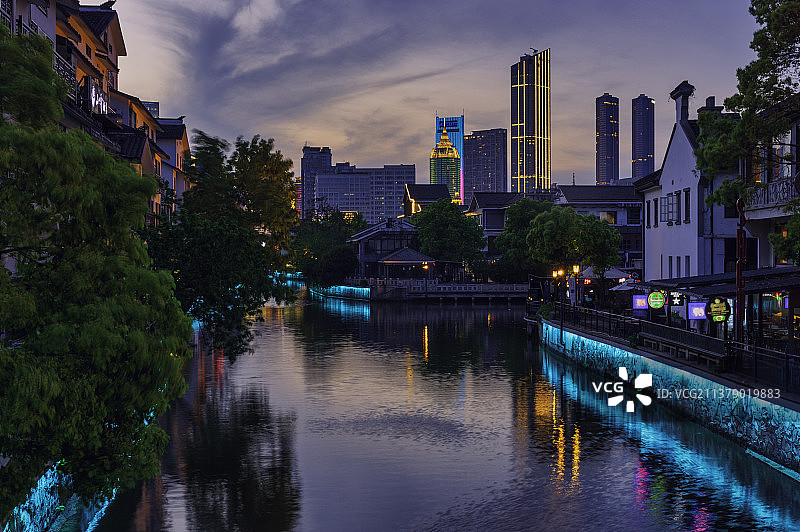 城市核心区繁华热闹的商业街夜景图片素材