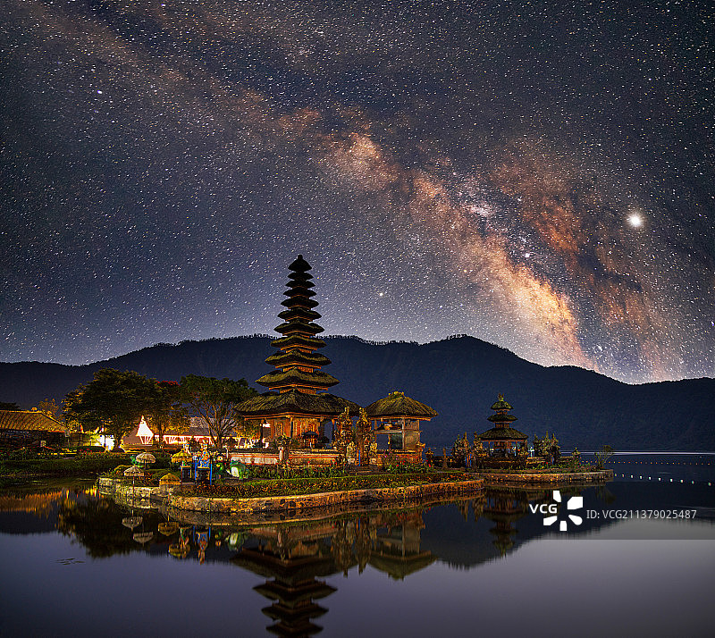 静谧的水神庙星夜图片素材