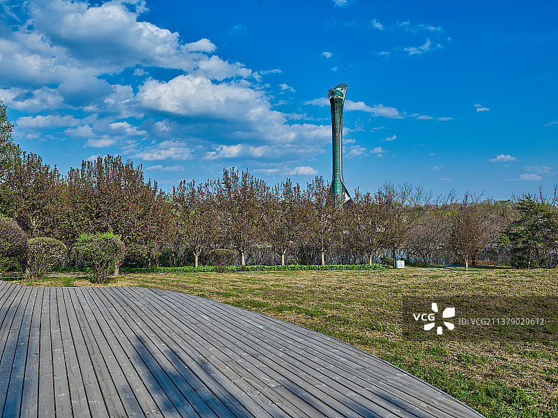 户外草地地板观景台和背景百合塔图片素材