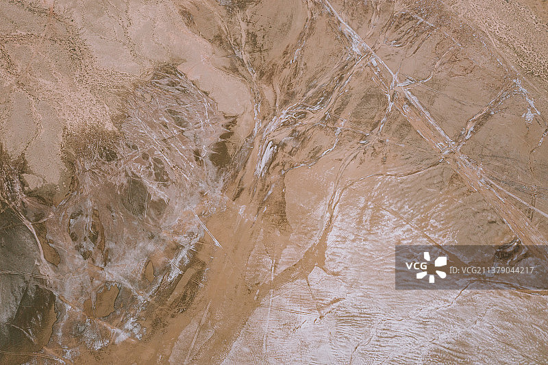 中国甘肃省武威市民勤县沙漠盐碱地地貌航拍图图片素材