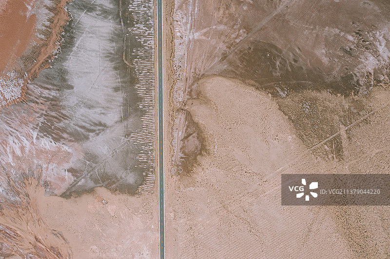 中国甘肃省武威市民勤县沙漠盐碱地地貌航拍图图片素材