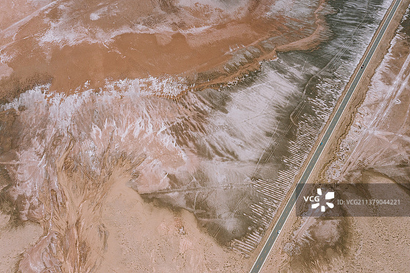 中国甘肃省武威市民勤县沙漠盐碱地地貌航拍图图片素材