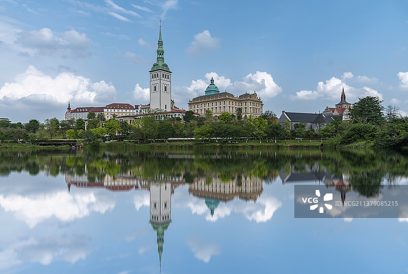 蓝天白云下的松山湖图片素材