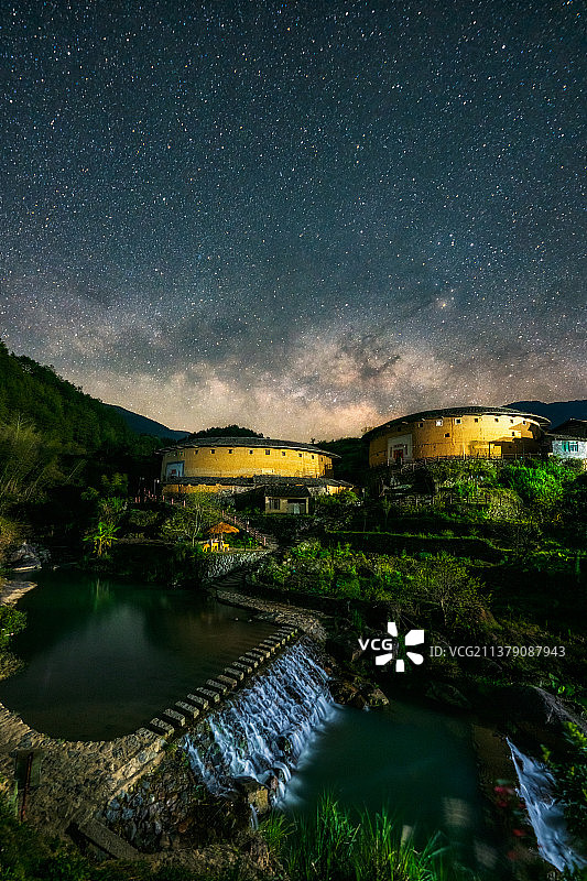 福建省龙岩市永定县初溪土楼群春季夜晚银河景观与瀑布长时间曝光图片素材