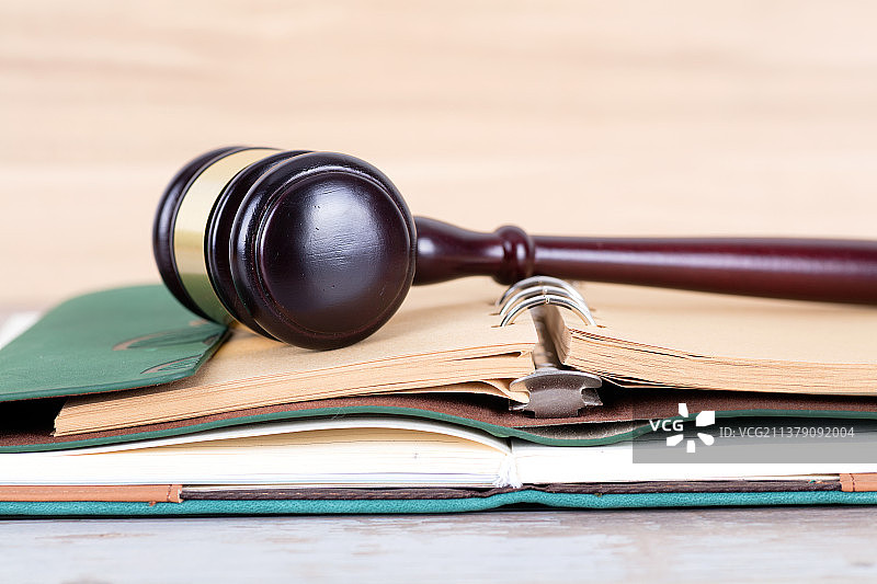 翻开的本子和上面的法槌图片素材