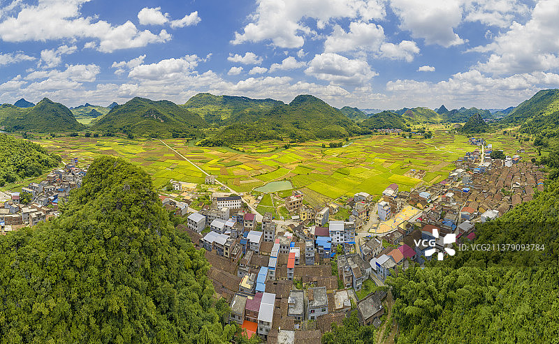 古村丰收图图片素材