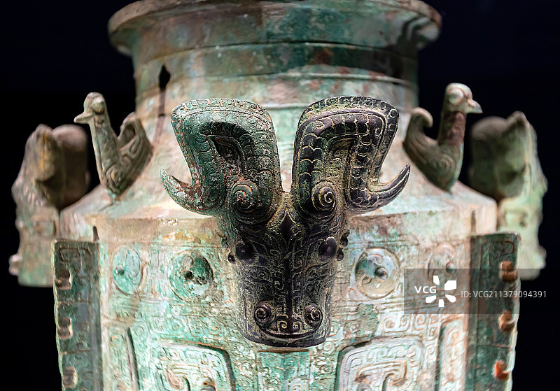 四川广汉三星堆青铜四羊方尊图片素材