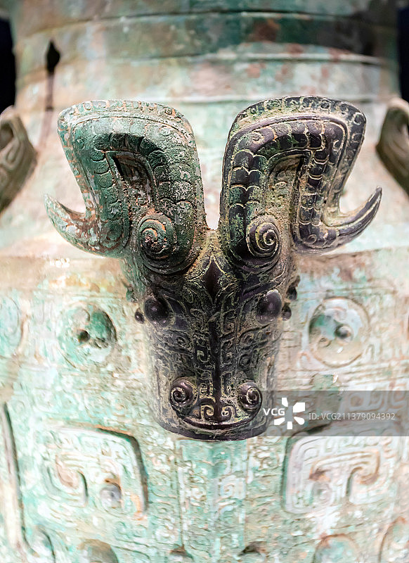 四川广汉三星堆青铜四羊方尊图片素材