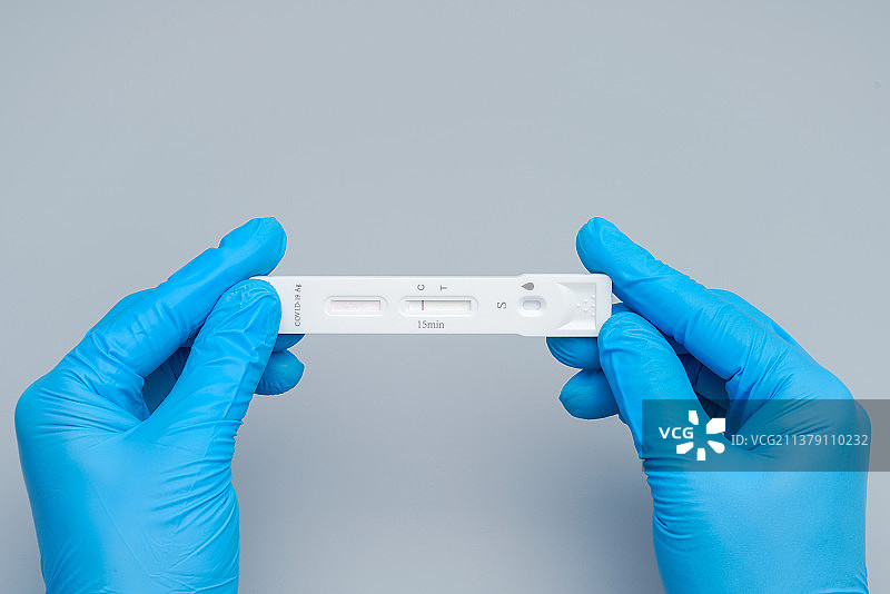 双手拿着新型冠状病毒检测图片素材