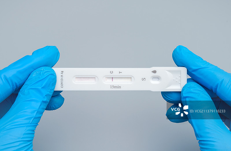 双手拿着新型冠状病毒检测图片素材