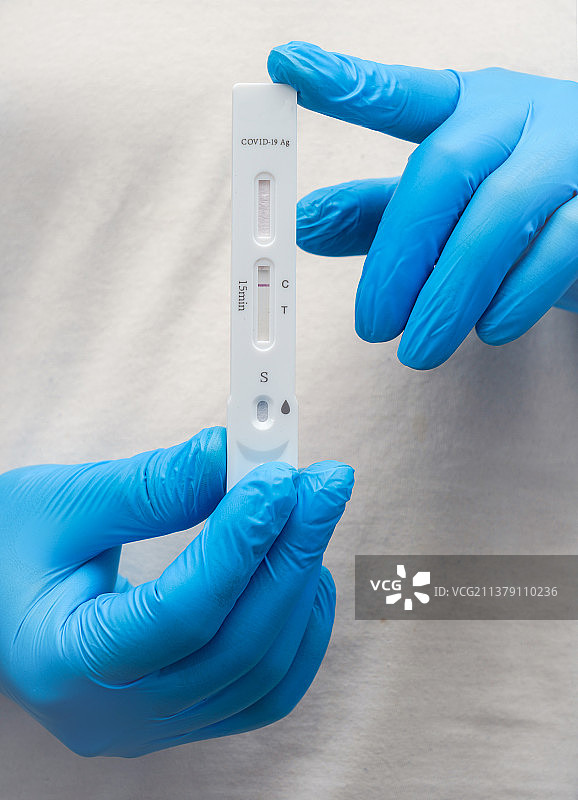 双手拿着新型冠状病毒检测图片素材