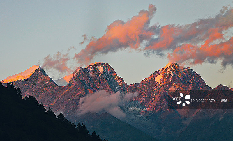 夕阳照耀下的山峰图片素材
