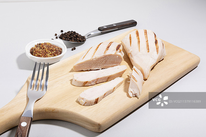 鸡胸肉沙拉，白色背景图片素材