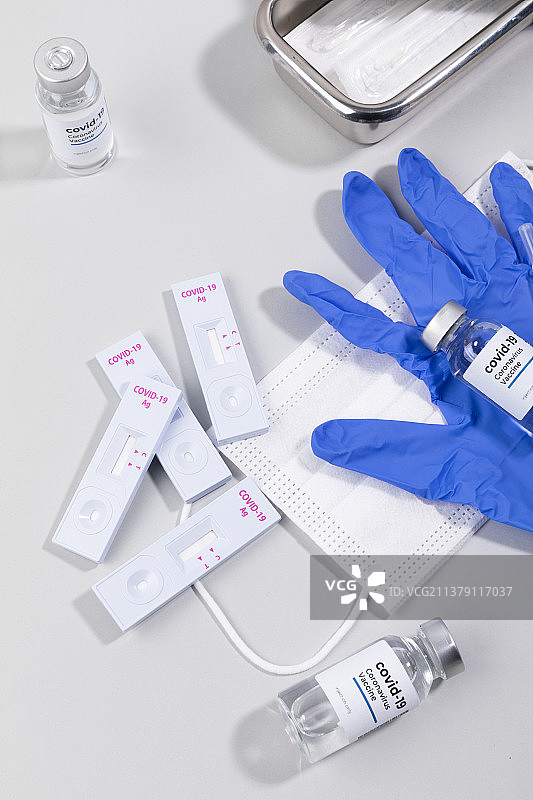 新冠病毒自检试剂盒和医疗用品图片素材