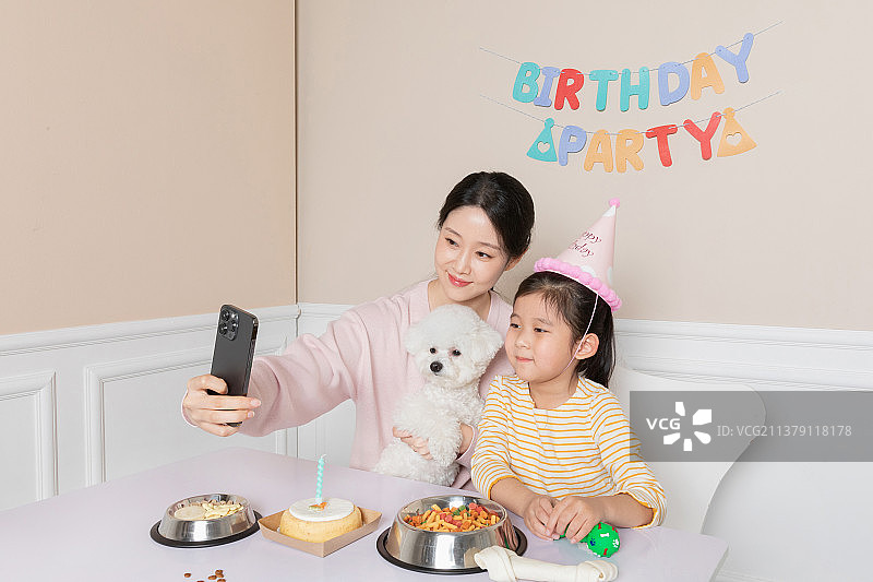 亚洲母女与狗自拍图片素材