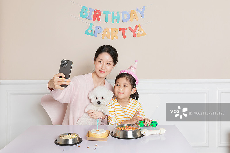 亚洲母女与狗自拍图片素材