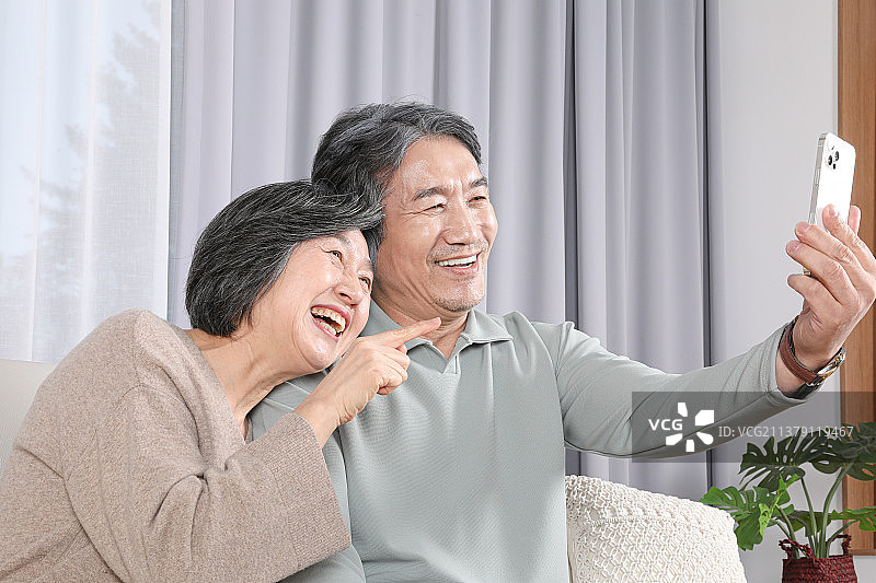 亚洲家庭：老年夫妇正在进行视频通话图片素材