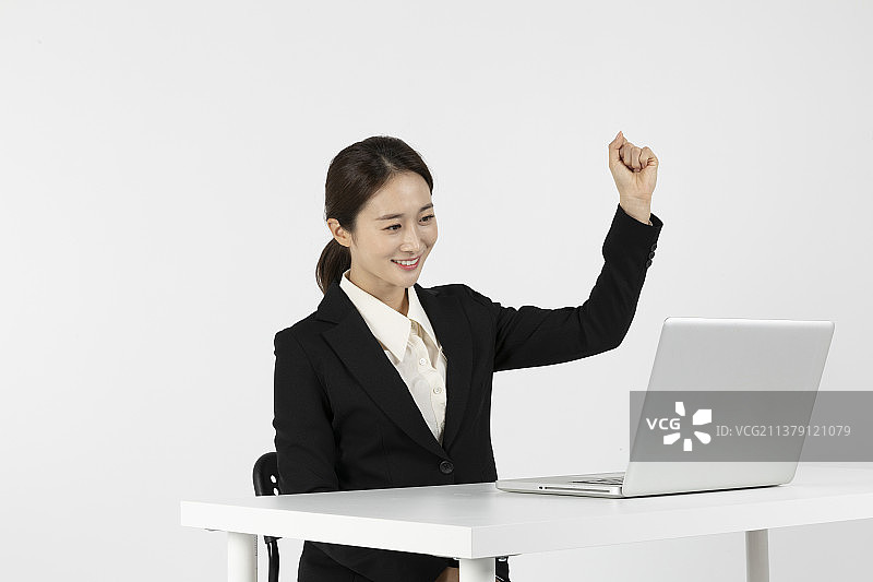 亚洲青年男女在线面试，使用笔记本电脑图片素材