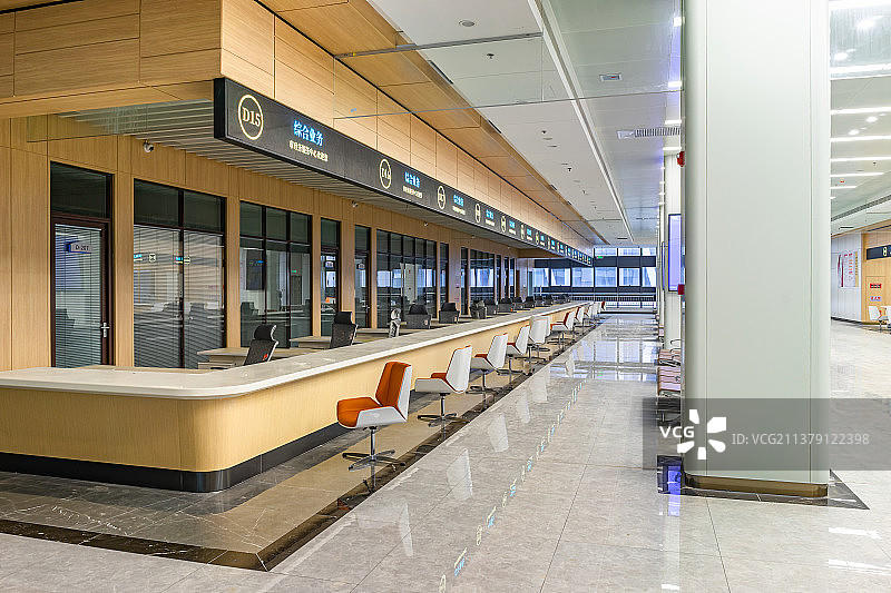中国市政服务大厅，社会保障卡服务网点室内环境拍摄主题，明亮的营业厅和柜台服务窗口，室内无人图像摄影图片素材