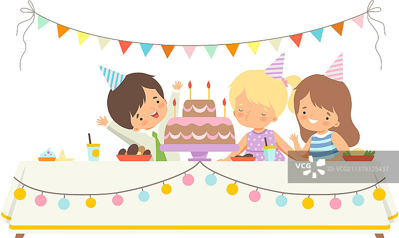 节日餐桌上可爱的孩子们图片素材