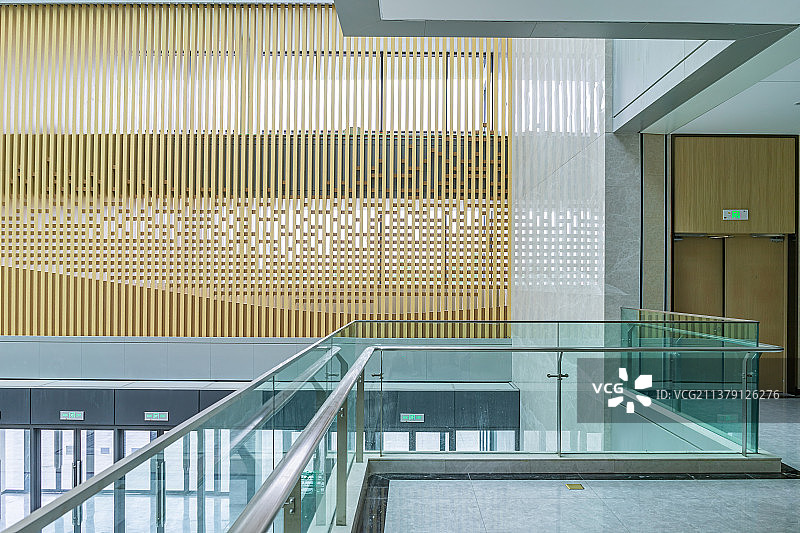 中国市政服务大厅，社会保障卡服务网点室内环境拍摄主题，明亮的营业厅和柜台服务窗口，室内无人图像摄影图片素材