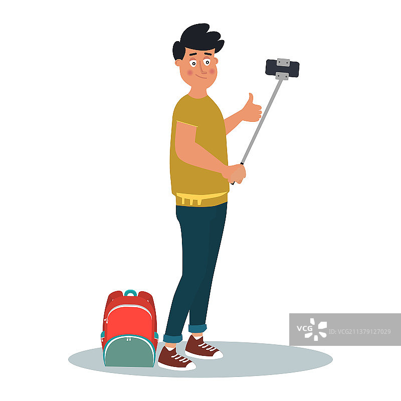 微笑的年轻男子背着背包站立图片素材