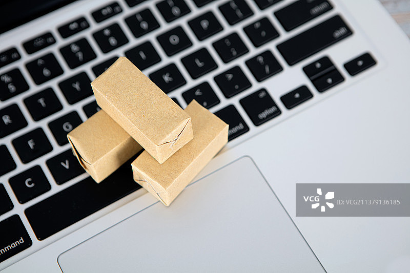 笔记本电脑键盘上的小货物图片素材