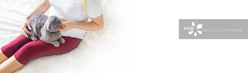 孕妇与猫咪躺在床上图片素材