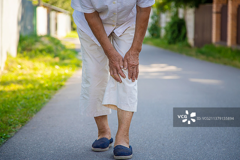 奶奶膝盖疼痛特写图片素材