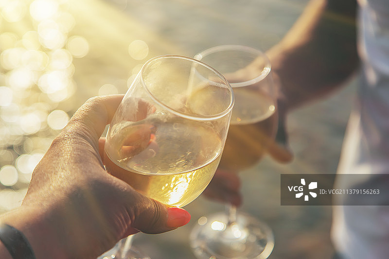 在海边品酒（选择性焦点）图片素材