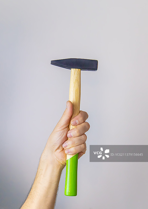 男人手中的锤子图片素材