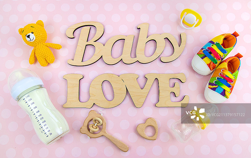 瓶装牛奶和婴儿用品特写图片素材