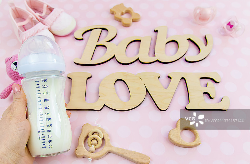 瓶装牛奶和婴儿用品特写图片素材