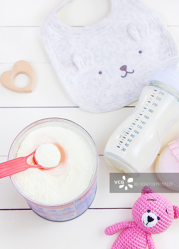 白色背景上的牛奶婴儿奶瓶图片素材