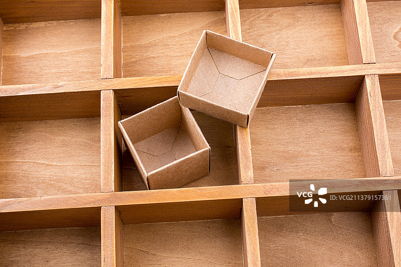 带隔间的木箱内的纸板箱图片素材
